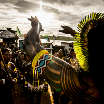 Indigenas com os corpos pintados em protesto